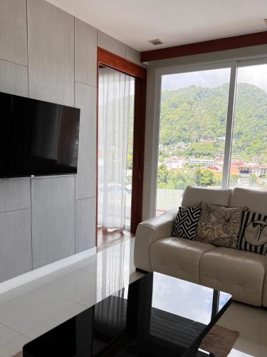 Μια τηλεόραση ή/και κέντρο ψυχαγωγίας στο Q Kata Residence