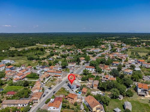 una vista aerea di una città con un marcatore rosso di Ferienhaus mit Privatpool für 6 Personen ca 140 qm in Loborika, Istrien Südküste von Istrien a Loborika
