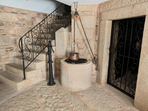 una scala in pietra con un vaso accanto a una porta di Casa do Poço a Miranda do Douro