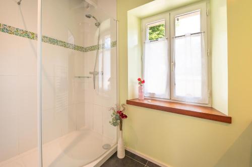 Ein Badezimmer in der Unterkunft Chambres d'hôtes avec piscine