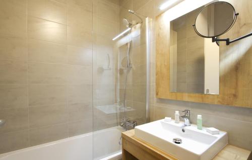 Ванная комната в Appart'Hôtel Prestige Odalys L'Eclose