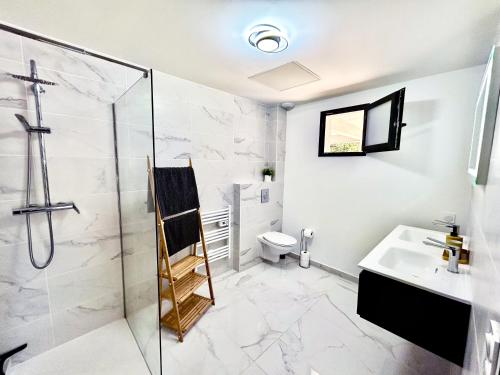 une salle de bain avec une douche, des toilettes et un lavabo dans l'établissement Les jardins de Piale 