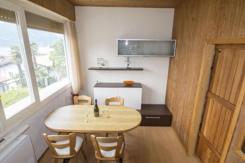 a small room with a wooden table and chairs at Buena Vista in Germignaga