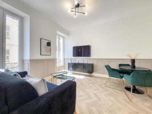 un salon avec un canapé et une table dans l'établissement Nestor&Jeeves - EMERAUDE - Central - Modern, à Nice