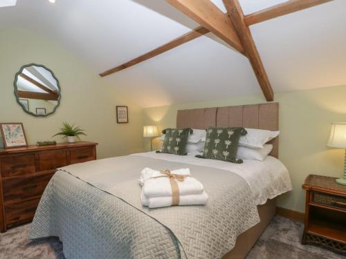 纽波特Graig Cottage的卧室里有一张床，床上铺着一条白毛巾