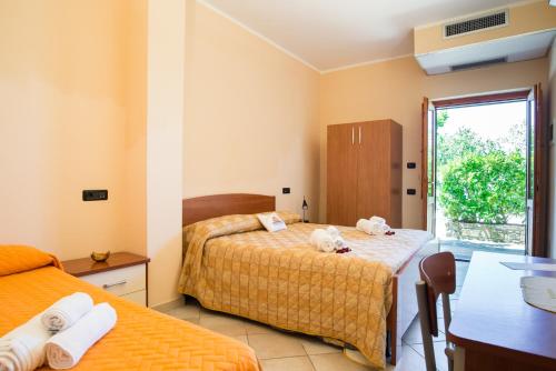 Tempat tidur dalam kamar di Il Poggio del Mare
