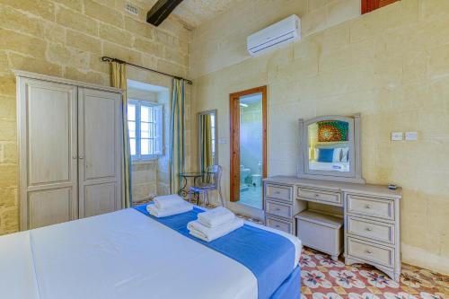 Rúm í herbergi á Girardu Holiday Home