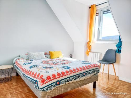 une chambre avec un lit et une fenêtre dans l'établissement Bel appartement, 2 chambres, proche gare et centre ville, tout à pied, à Lisieux