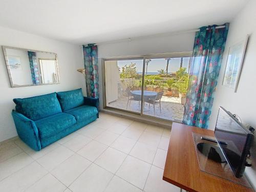 un salon avec un canapé bleu et une table dans l'établissement Superbes prestations grande terrasse 352L, à Cannes