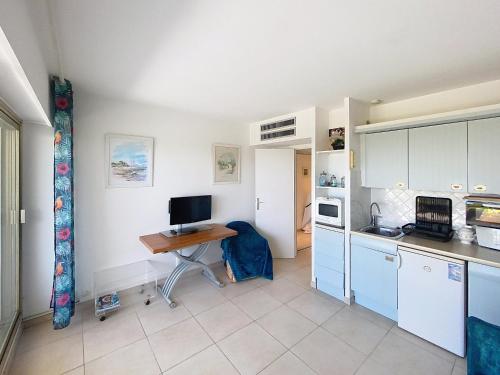 - une cuisine avec un bureau et un ordinateur dans l'établissement Superbes prestations grande terrasse 352L, à Cannes