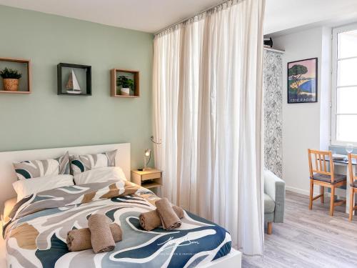 une chambre avec un grand lit dans une pièce dans l'établissement Studio vue sur les Halles de Toulon 2 Couchages, à Toulon