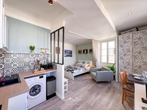 une cuisine et un salon avec laveuse et sécheuse dans l'établissement Studio vue sur les Halles de Toulon 2 Couchages, à Toulon