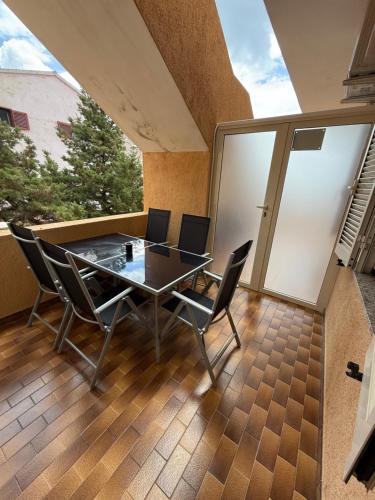 a dining room with a table and chairs at B&B Arcipelago in La Maddalena