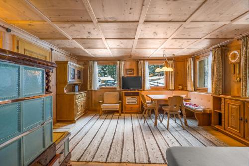 a dining room with a table and chairs in a house at Casa Romantica - ein Alpiner Traum in Partenen