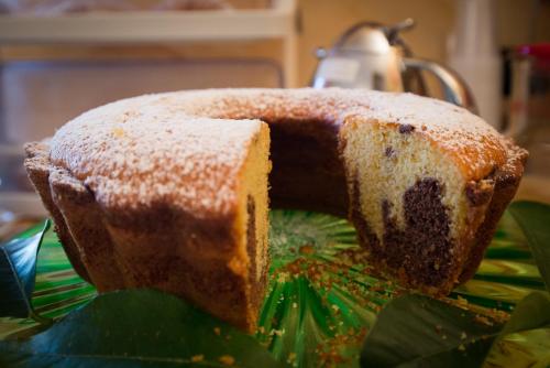 a cake sitting on top of a table at Il Poggio del Mare in San Mauro Cilento