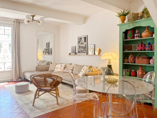 un salon avec une table et un canapé dans l'établissement Maison de village à Grasse, à Grasse