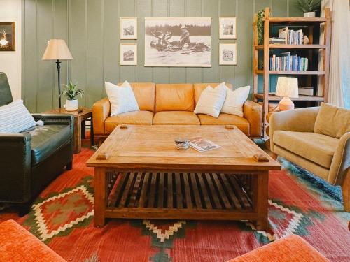 Una sala de estar con un sofá y una mesa de café. en True Ski-In & Out, Panoramic Mtn Views, 3Bdm, en Crested Butte