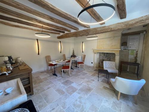 un salon avec une table et des chaises et une cheminée dans l'établissement Chambre Saumur, à Le Petit-Pressigny