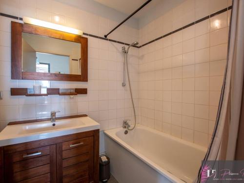 une salle de bain avec un lavabo, une baignoire et un miroir dans l'établissement Appartement 4-6 personnes avec balcon vue mer et parking - FR-1-825-10, à La Rochelle