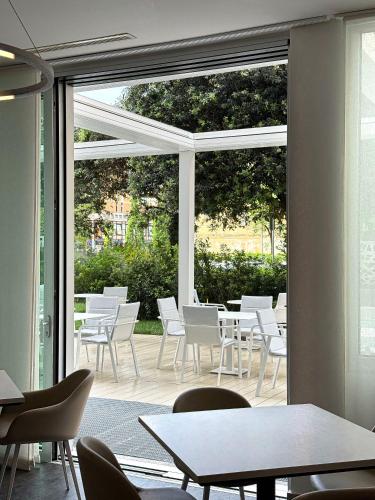 Un jardín fuera de Hotel Raffaello