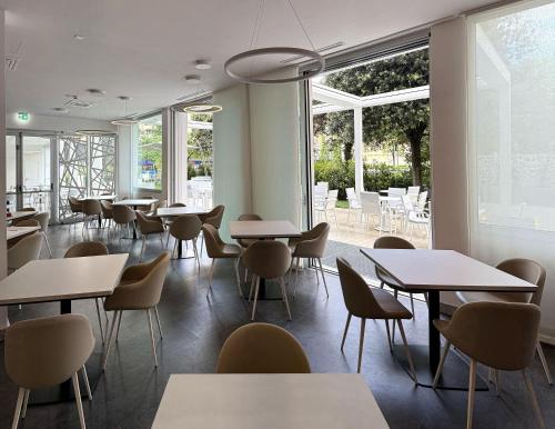 Un restaurante u otro lugar para comer en Hotel Raffaello