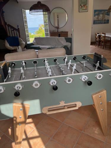 - un grand billard dans le salon dans l'établissement Maison Familiale vue mer et plage à pieds, à Ploubazlanec