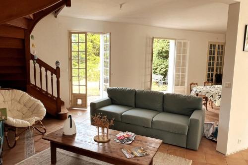 un salon avec un canapé et une table dans l'établissement Maison Familiale vue mer et plage à pieds, à Ploubazlanec