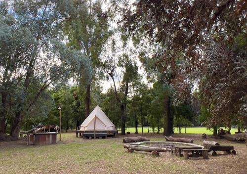Κήπος έξω από το REFUGIO Natural Glamping