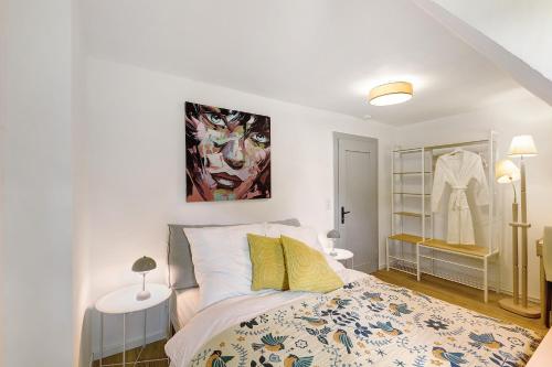 a bedroom with a bed and a painting on the wall at Vogelsberger Bett unser Korkhaus in Köddingen