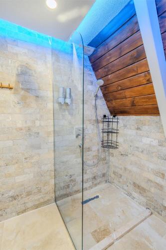 a bathroom with a shower with a wooden ceiling at Grand Paradise Resort Sapanca in Sapanca