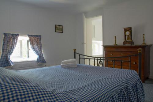 Postel nebo postele na pokoji v ubytování Historic Manor House In Clermont L'hérault