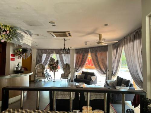 a living room with a table and chairs at Dancenter Near Shell Jalan Iskandar Shah, Orchard in Kampong Tebing Rabak