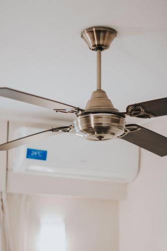 a ceiling fan hanging from a ceiling at Hotel Nutibara in Mendoza