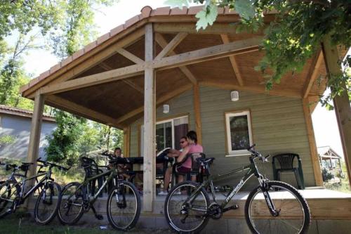 a group of bikes parked in front of a cabin at Chalet 3 étoiles - Piscine - eebbib in Monclar-de-Quercy