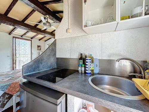 une cuisine avec un évier et un plan de travail dans l'établissement Mas des Colverts, à Saintes-Maries-de-la-Mer