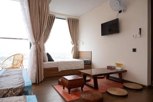a living room with a bed and a table at Thy Hung legacy hotel in Tuy Hoa