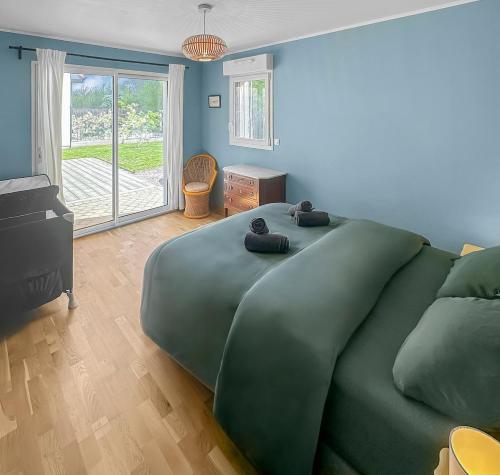a large green bed in a room with a window at Bois Lurette - Stella-Plage - Maison proche plage et centre-ville in Cucq