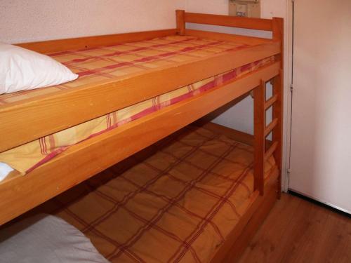 - deux lits superposés dans une chambre dans l'établissement Studio 4 personnes au cœur des Orres, accès ski, balcon - FR-1-322-504, aux Orres