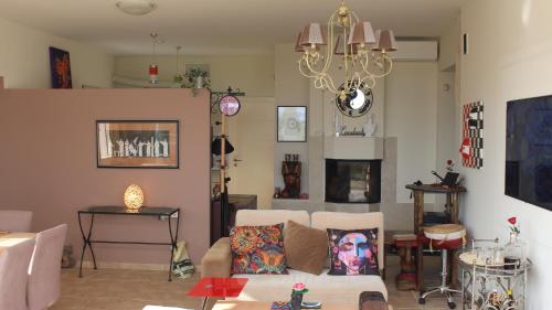 a living room with a couch and a chandelier at Constantin in Dhémbla