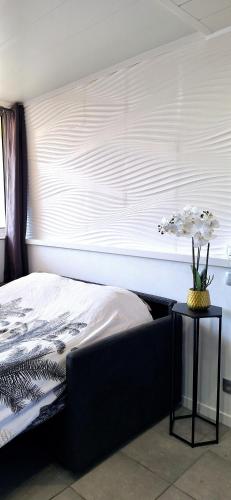 - une chambre avec un lit et une table fleurie dans l'établissement Studio Cabine Vue Port avec parking privé, au Cap d'Agde