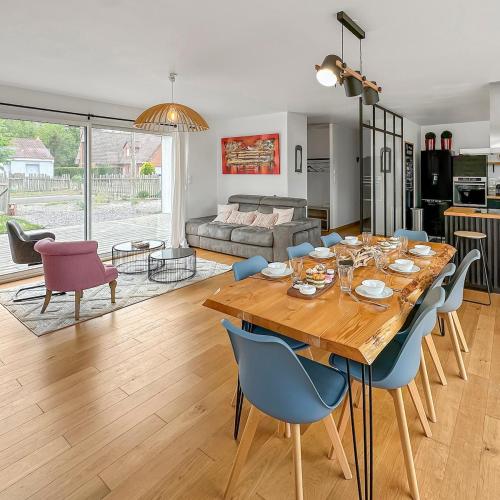 une salle à manger et un salon avec une table et des chaises dans l'établissement Bois Lurette - Stella-Plage - Maison proche plage et centre-ville, à Cucq