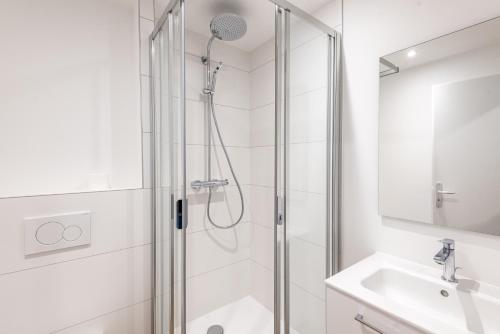 une salle de bain avec douche et lavabo dans l'établissement M110 Marquer Joli Studio proche du centre et de la gare, à Annemasse