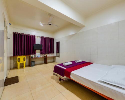 Postel nebo postele na pokoji v ubytování Prakash Regency, Satara