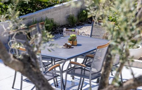 En have udenfor Villa Teuta by Villas Guide