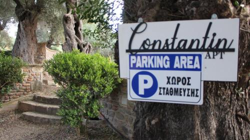 a parking sign on a tree with a parkingarea sign on it at Constantin in Dhémbla