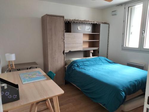 une chambre avec un lit, une table et un bureau dans l'établissement Belle chambre privée, à Toulouse