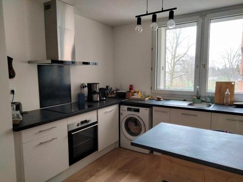 une cuisine avec un évier et un lave-vaisselle dans l'établissement Belle chambre privée, à Toulouse