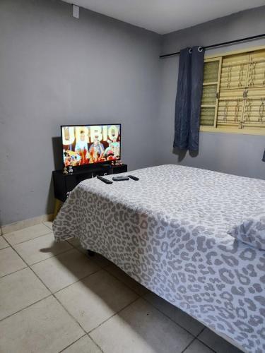 Televiisor ja/või meelelahutuskeskus majutusasutuses Estúdio mobiliado 5