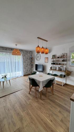 un salon avec une table et une cuisine dans l'établissement La p'tite maison, à Forcalquier