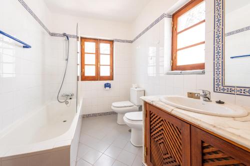 een badkamer met een wastafel, een toilet en een douche bij Algarve 3-Bedroom Villa w Pool, Beaches & Golf in Tavira